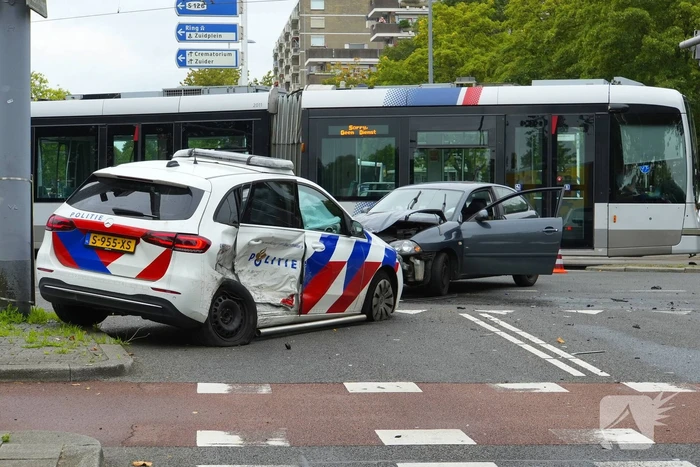 Politieauto zwaar beschadigd bij achtervolging, agent gewond