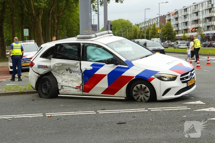 Politieauto zwaar beschadigd bij achtervolging, agent gewond