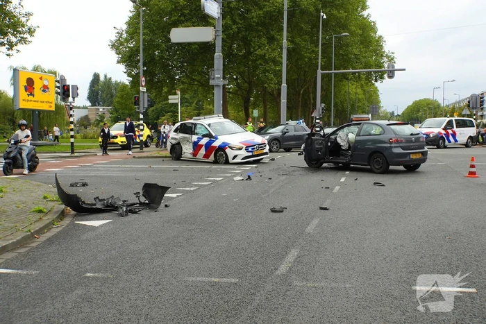 Politieauto zwaar beschadigd bij achtervolging, agent gewond