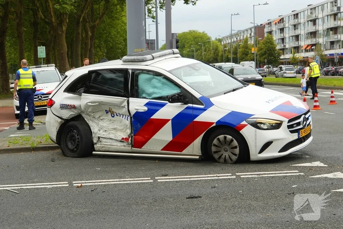 Politieauto zwaar beschadigd bij achtervolging, agent gewond