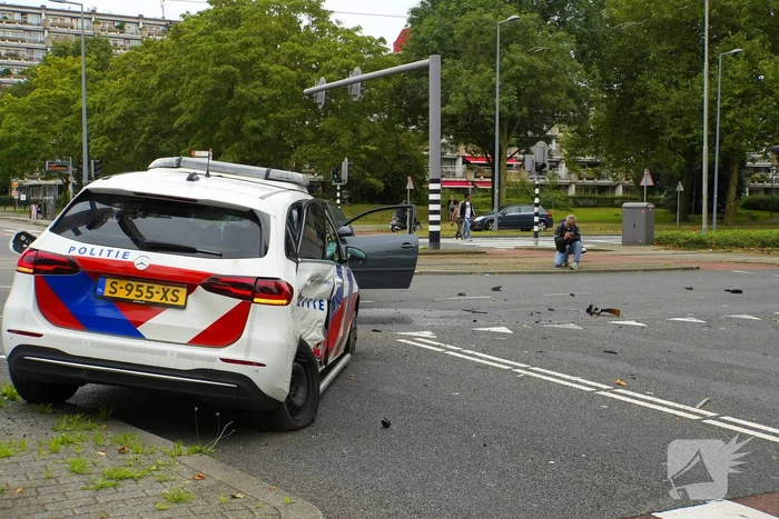 Politieauto zwaar beschadigd bij achtervolging, agent gewond