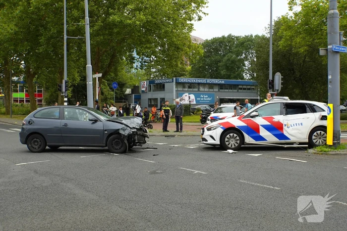 Politieauto zwaar beschadigd bij achtervolging, agent gewond