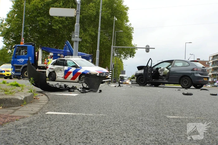 Politieauto zwaar beschadigd bij achtervolging, agent gewond