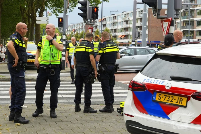 Politieauto zwaar beschadigd bij achtervolging, agent gewond