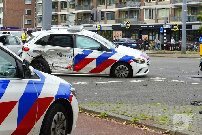 Politieauto zwaar beschadigd bij achtervolging, agent gewond