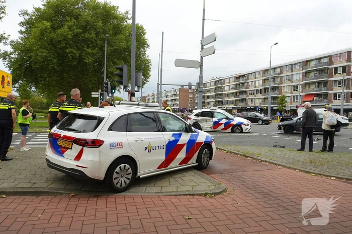 Politieauto zwaar beschadigd bij achtervolging, agent gewond