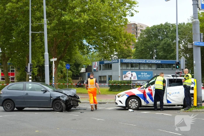 Politieauto zwaar beschadigd bij achtervolging, agent gewond