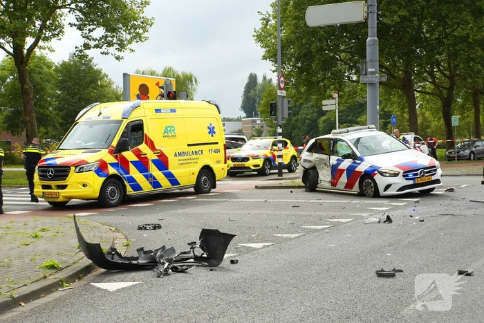 Politieauto zwaar beschadigd bij achtervolging, agent gewond