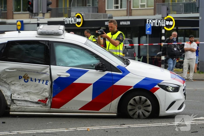 Politieauto zwaar beschadigd bij achtervolging, agent gewond