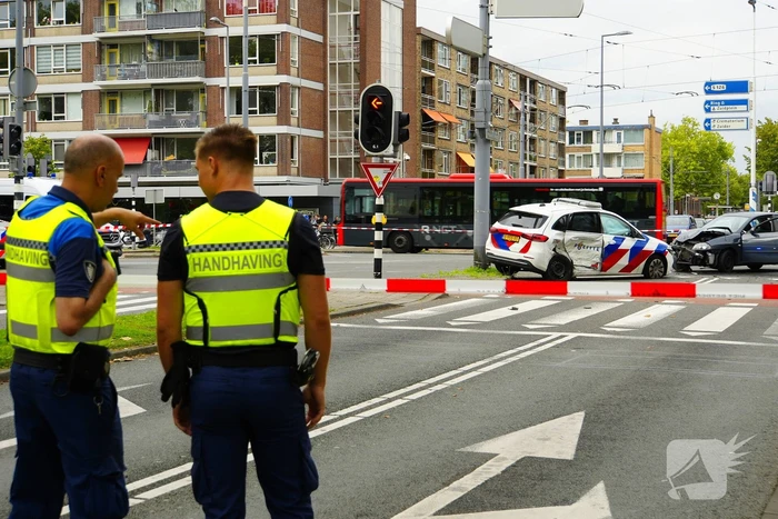 Politieauto zwaar beschadigd bij achtervolging, agent gewond