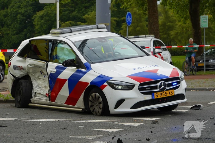 Politieauto zwaar beschadigd bij achtervolging, agent gewond