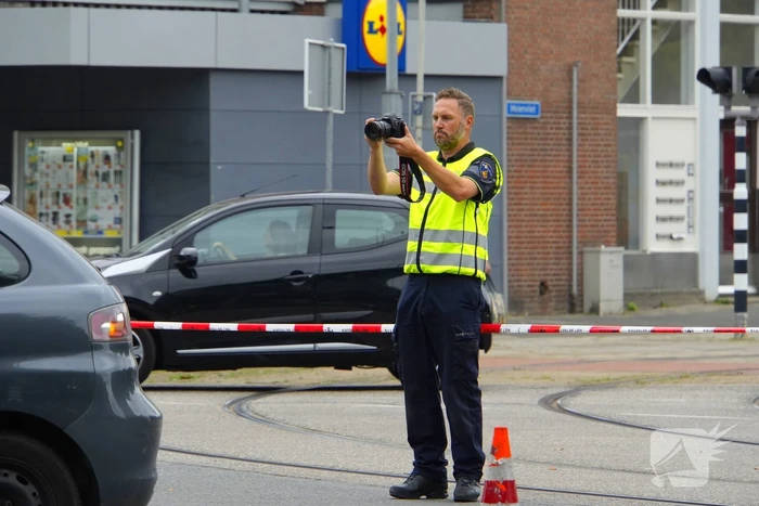 Politieauto zwaar beschadigd bij achtervolging, agent gewond