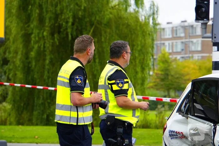 Politieauto zwaar beschadigd bij achtervolging, agent gewond