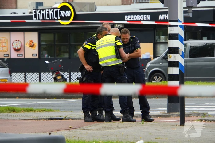Politieauto zwaar beschadigd bij achtervolging, agent gewond