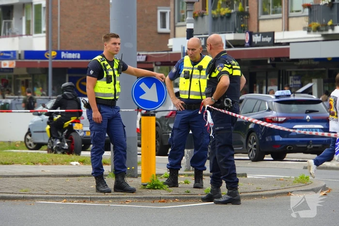 Politieauto zwaar beschadigd bij achtervolging, agent gewond