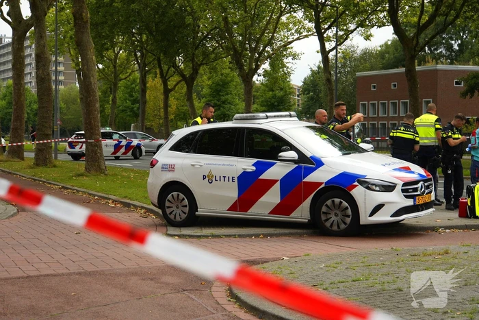 Politieauto zwaar beschadigd bij achtervolging, agent gewond