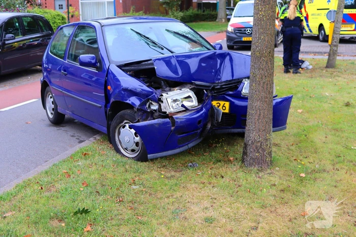 Auto in de kreukels na botsing tegen boom