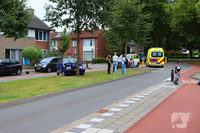 Auto in de kreukels na botsing tegen boom