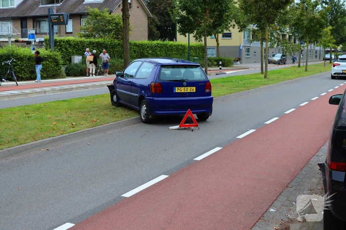 Auto in de kreukels na botsing tegen boom