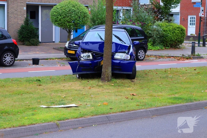 Auto in de kreukels na botsing tegen boom