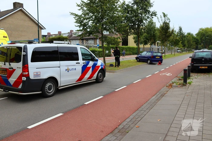 Auto in de kreukels na botsing tegen boom