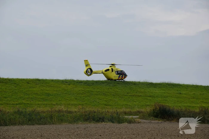 Traumahelikopter landt voor medische noodsituatie bij duiklocatie