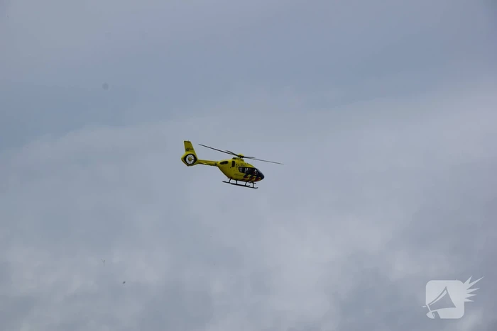 Traumahelikopter landt voor medische noodsituatie bij duiklocatie