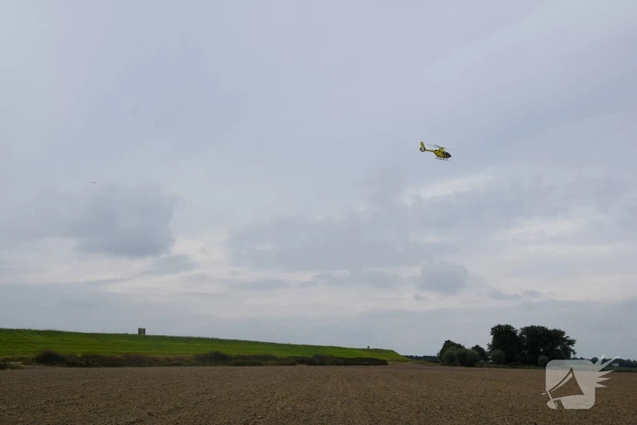 Traumahelikopter landt voor medische noodsituatie bij duiklocatie