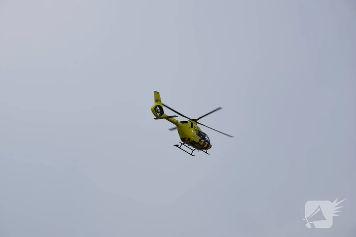 Traumahelikopter landt voor medische noodsituatie bij duiklocatie
