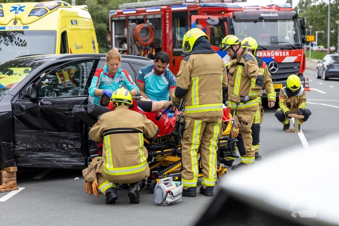 Brandweer bevrijdt beknelde automobilist