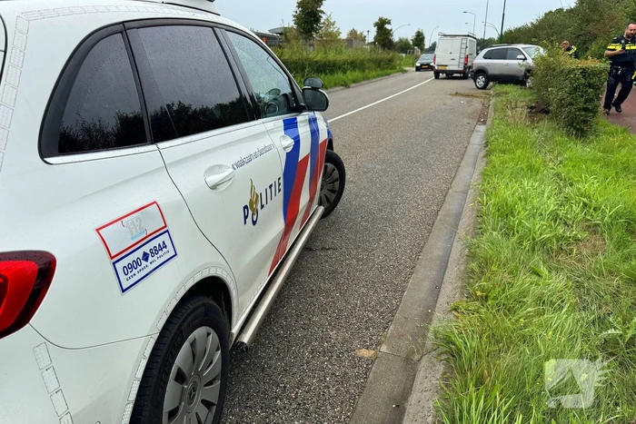 Eigenaar autogarage rijdt lantaarnpaal uit de grond