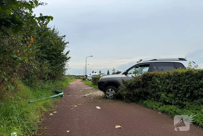 Eigenaar autogarage rijdt lantaarnpaal uit de grond