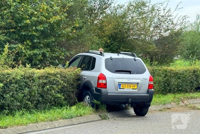 Eigenaar autogarage rijdt lantaarnpaal uit de grond