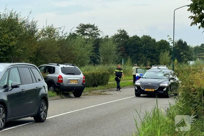 Eigenaar autogarage rijdt lantaarnpaal uit de grond