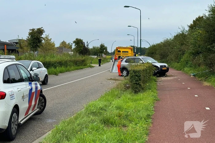 Eigenaar autogarage rijdt lantaarnpaal uit de grond