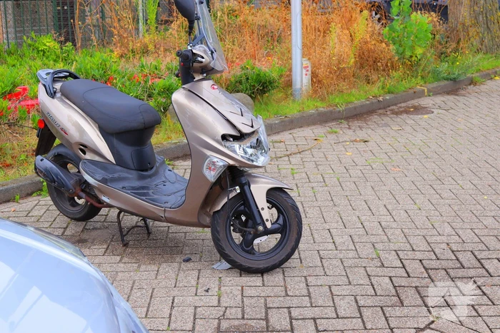 Scooterrijder gewond bij aanrijding met auto
