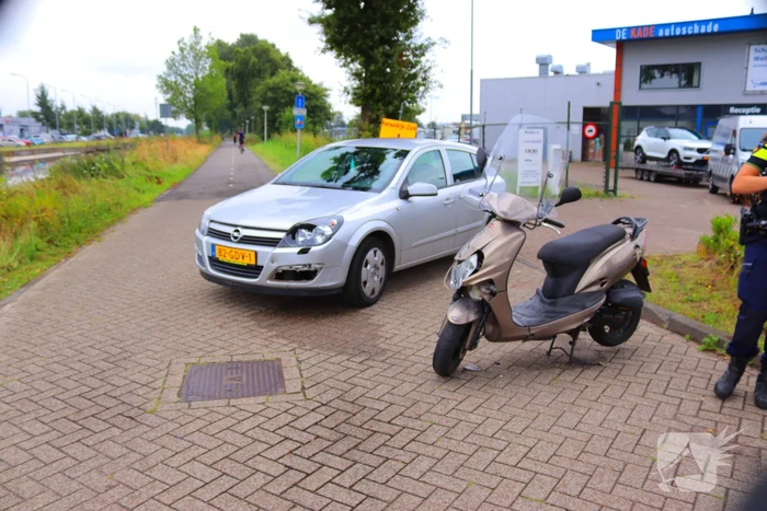 Scooterrijder gewond bij aanrijding met auto