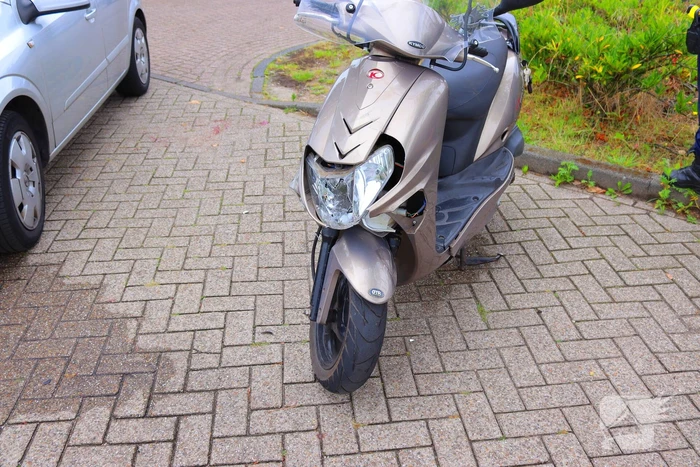 Scooterrijder gewond bij aanrijding met auto