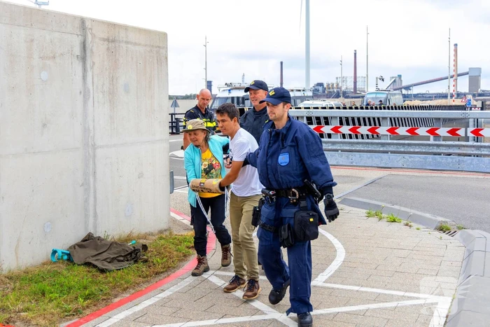 Extinction Rebellion blokkeert zeesluizen IJmuiden opnieuw