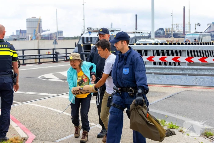 Extinction Rebellion blokkeert zeesluizen IJmuiden opnieuw