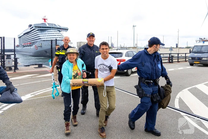 Extinction Rebellion blokkeert zeesluizen IJmuiden opnieuw