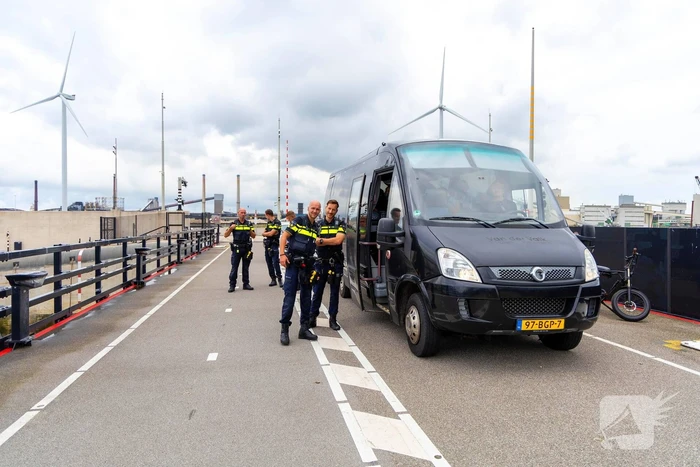Extinction Rebellion blokkeert zeesluizen IJmuiden opnieuw