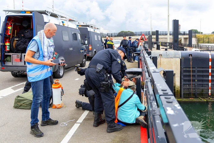Extinction Rebellion blokkeert zeesluizen IJmuiden opnieuw
