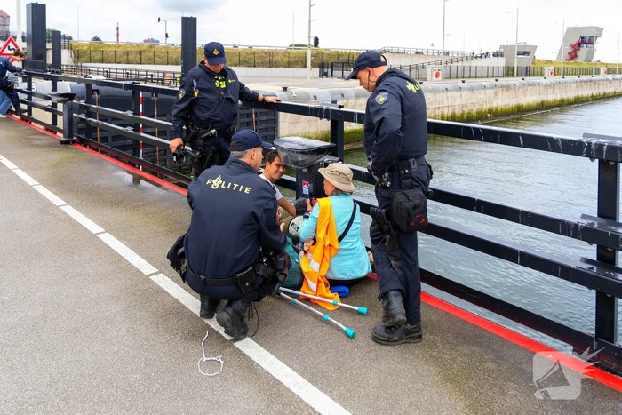 Extinction Rebellion blokkeert zeesluizen IJmuiden opnieuw