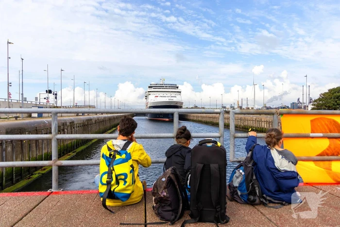 Extinction Rebellion blokkeert zeesluizen IJmuiden opnieuw