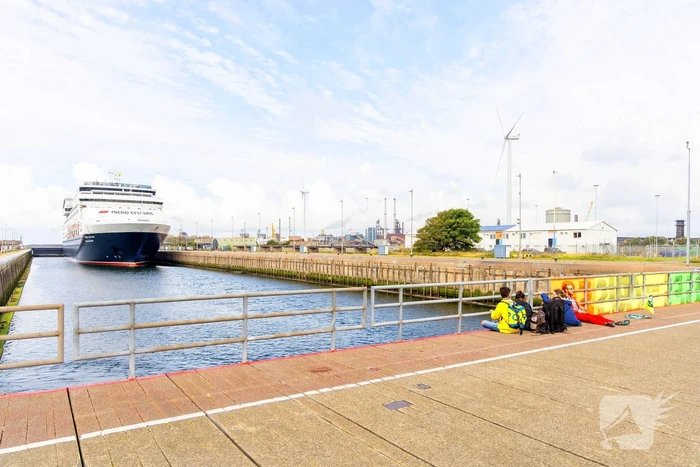 Extinction Rebellion blokkeert zeesluizen IJmuiden opnieuw