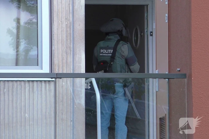Arrestatieteam beukt woning open en arresteert verdachte