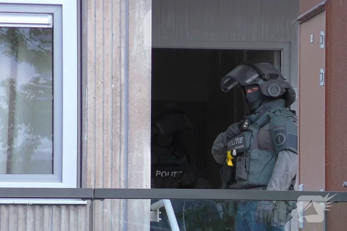 Arrestatieteam beukt woning open en arresteert verdachte