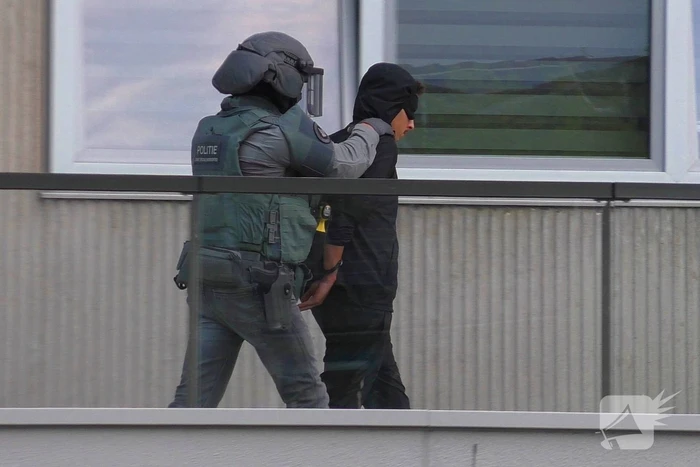 Arrestatieteam beukt woning open en arresteert verdachte