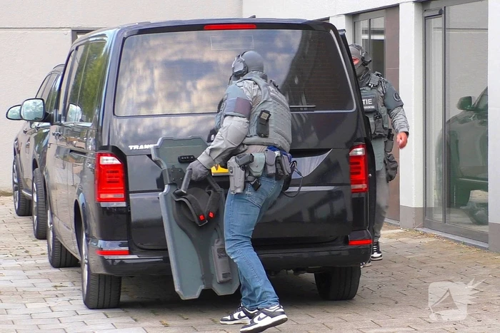 Arrestatieteam beukt woning open en arresteert verdachte